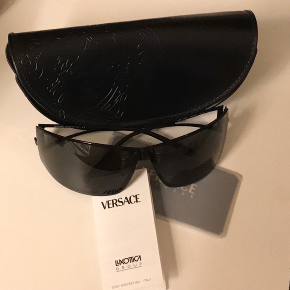 Designer Versace sunglasses - Picture 2 of 8